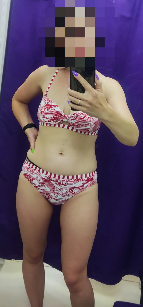 Заказывала у данного продавца 3 модели. По отзывам все было неоднозначно, поэтому три модели разного размера (м, 80б и 75с)

В итоге все сели отлично, выбирать было сложнее.

У последней модели самая высокая посадка трусиков и пластиковая пряжка, а в зоне подмышек при опущенных руках выглядело как-то не очень (отказ) . У синего металлическая пряжка, но есть пуш-ап (отказ) . 

Взяла эту модель потому, что самый удобный верх. Спустив бретельку, все держится как с бретелью. По трусикам ничего особенного.

Цвет огонь у всех моделей, качество отличное, ничего не торчит нигде.

Единственное, это претензия к вайлдбериз. Способ доставки в прозрачном рваном пакете, перемотанным скотчем, с поломанными вешалками.... Ну зачем так?