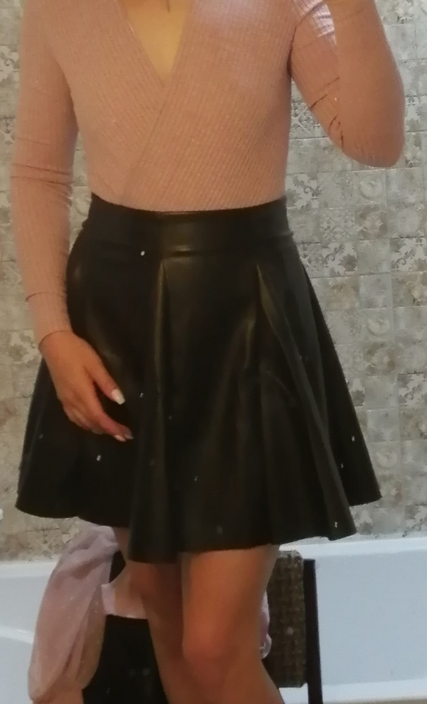 Отличная юбка, ещё не носила, но на примерке села идеально. На рост 156 выше колена