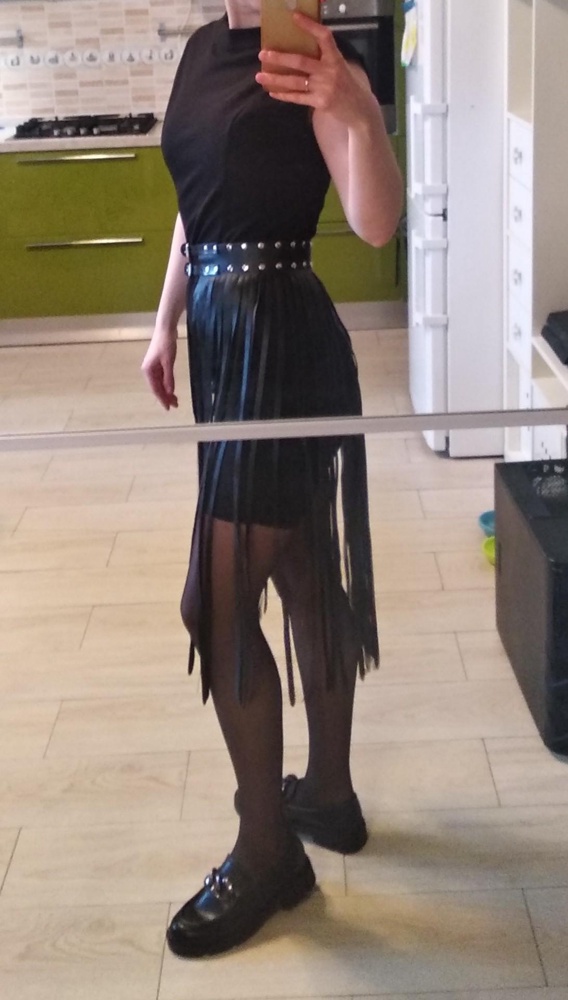 Отличный пояс.Самую простую,базовую вещь  стильно дополняет и делает образ необычным.