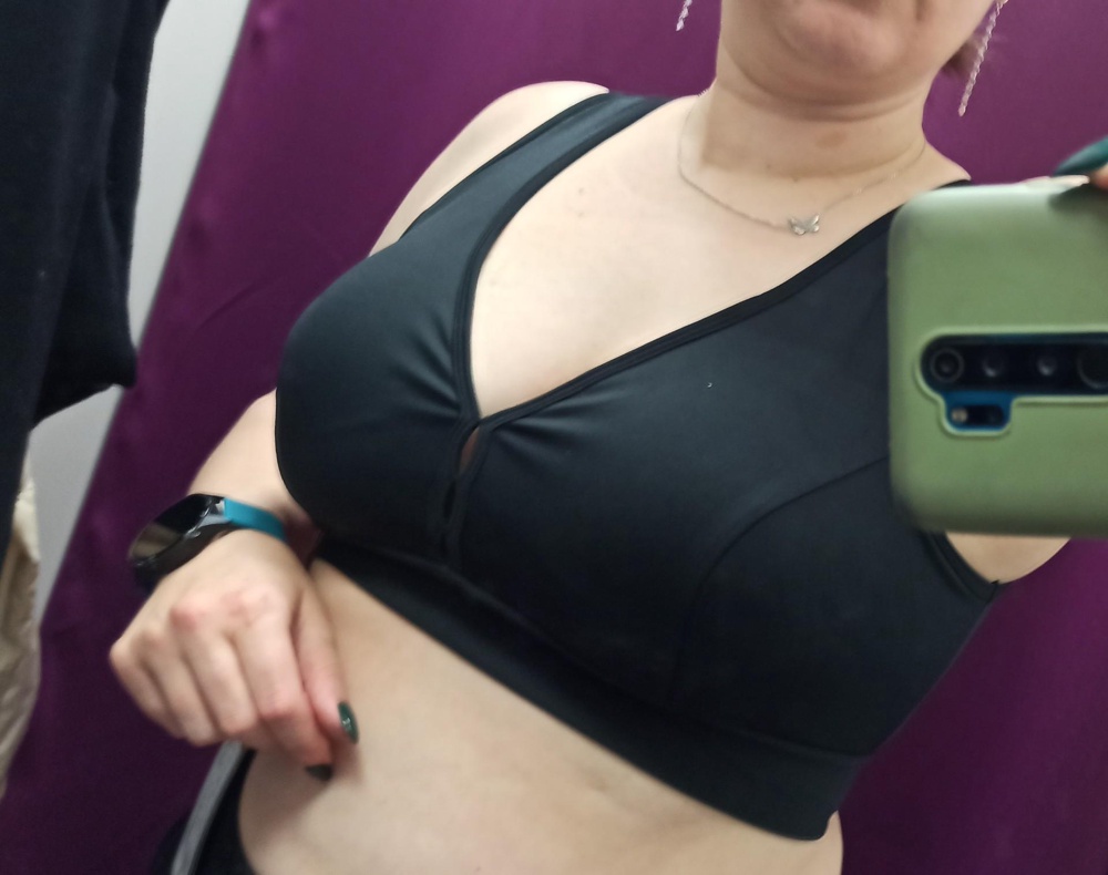 Топ не плохой,плотный и чашечки съёмные, но к сожалению болешемер (((даже на мой объем свободно (((отказ. Ношу вещи 50-52