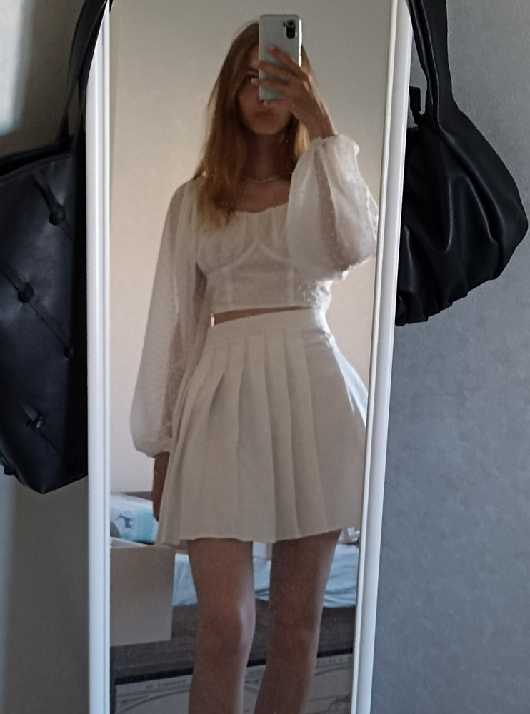 Взяла "м" оказалась большая в талии, но ничего страшного. Немного ушила ее по боковому шву. 
Смотрится хорошо, не короткая. Но в ветер нужно быть аккуратно.
Мой параметры: рост 175 от 64