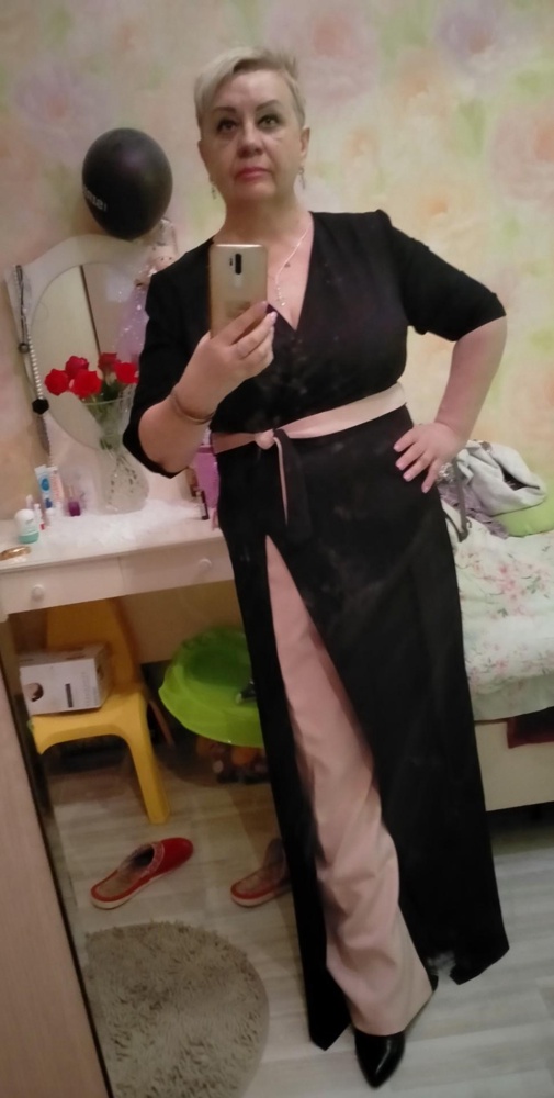 Комбез класснючий. Оверсайз брать не стоит. Берите свой размер. Он действительно стройнит и скрывает недостатки. На свой 54-56 и рост 160 взяла 54.