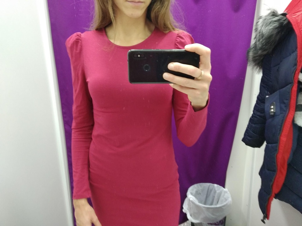 Девушки, милые, это не платье маломерит, а ВЫ большемерите просто!!!!! Или измерять себе не умеете, размер свой рассчитать не можете!!! И фасоны ВЫ оценивать не умеете, раз пишите, что фонарик плечи увечивать будет! Начиталась отзывов о маломерности и заказала М на свой S. У меня плечи и спина очень широкие, ношу в жизни 44-46р из-за этого. Рост 170см. Параметры 90-70-92, бюст 80В пуш-ап ношу, вес 52кг (написала спецом все подробнее, чтобы у других была возможность реальной оценки параметров и платья). И велик размер М сильно в талии и бедрах, поместиться свободно ещё 5см везде! Поэтому платье ПОЛНОРАЗМЕРНОЕ!!!! Если Вы ростом 155см при моих параметрах, то конечно в М и S вы не поместитесь!!!? А то пишут, что маломерит....И плечи ФОНАРИК мою проблему широких плеч скрыл, поэтому очень это платье подойдёт ВСЕМ: и широкоплечим, и узкоплечим, фонарик все недостатки скроет. Цвет бордо очень благородный, как рубин, хотя на фото кажется красноватым!!! Перезаказала на S, будет бомбически!