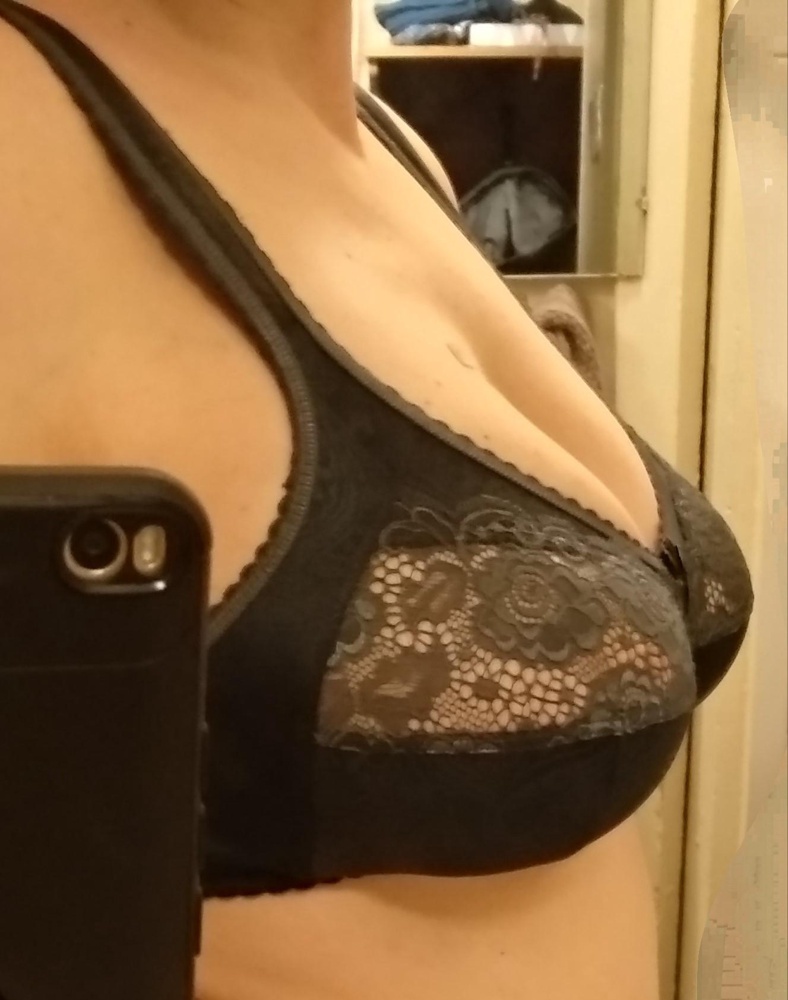 Брала, когда ввели правила с коронавирусом и примерить сразу было нельзя,просто приложила к груди,показалось ,что нормально,но дома поняла,что чашка мала немного.качество самого бюстика очень хорошее,лучше,чем милавица.но... если грудь тяжёлая и большая,и потеряла форму( уши спаниеля,как у меня),то он ее упаковывает,но не поддерживает.на фото видно как это выглядит.