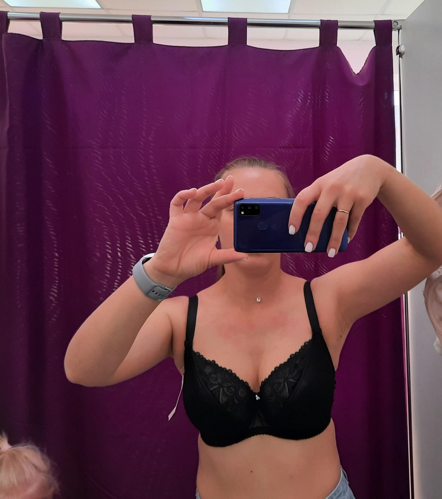 Хороший, удобный. Хорошо держит грудь. У меня 74 под гр., 90 -по выступающим точкам. Взяла 65 H, потому что у меня есть бюстгалтер этой фирмы, покупала в офлайн магазине, поэтому в размере была уверенна и не пропадала., а так, по размерный таблице продавца мне подходит 75 В😁 ну я люблю, что б сидел плотно бюстик. Спасибо продавцу за качественные вещи по доступной цене. Такой в магазине покупала в прошлом году за 10 т.здесь получается в 2 раза дешевле. Если точно знать свой размер, вообще шикарно.