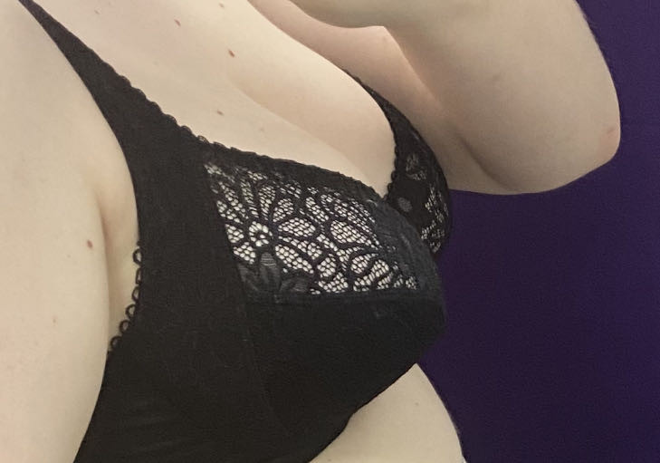 Не бюстгалтер, а недоразумение. Подкладки нет, чашки расположены очень близко, грудь не держит, неудобный, получаются какие то бабкины сиськи, ужс