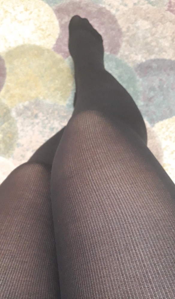 Тонкие,капроновые колготки.Брала по размеру,при первой примерке разлезлись на резинке и спереди и сзади.На фото видно.Не берите.Выброшенные почти 500 р.