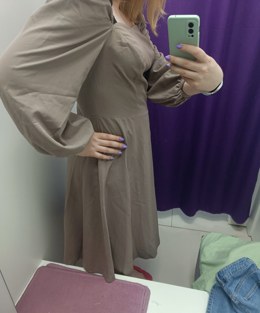 Не соответствует размерной сетке. На 102-85-102 в груди ещё есть место, да и в талии тоже. Ткань нормальная, пойдет) Фасон не мой, конечно. Рост на фото 168. Цвет платья: кофейный.