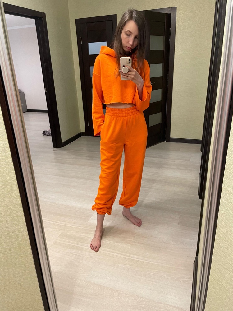 Супер костюм. Рада, что успела заказать именно эту расцветку. На рост 173см и размер 42-44, сел отлично. Резинка мягкая. Капюшон очень крутой, но из-за этого и тяжелый, удобнее носить с ним, если снимаешь, то немного тянет саму байку назад, но не критично (возможно просто не привычно). Качество пошива очень хорошее. Спасибо, продавцу