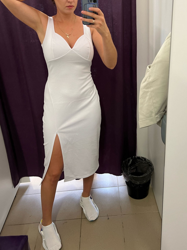 Отличное , красивое платье. Ткань синтактика , но плотная. Сидит хорошо. Красивая спинка. У меня размер 44 , заказала тоже 44 подошло идеально. Но модель наверное больше возрастная. Тетя сразу получается. Отказ в пользу другого. 