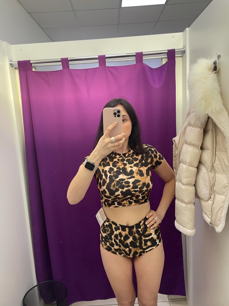 Мой пятый размер расплющил , нужно было брать на размер больше , но все равно оставила , качество ткани и пошив - отличные .