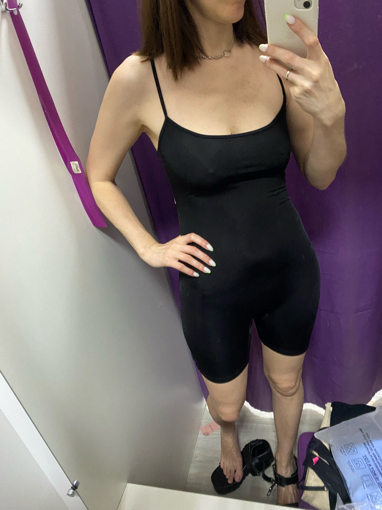 Просвечивает, ткань похожа как тонкие лосины, никаких анатомических форм, натягивается как носок.