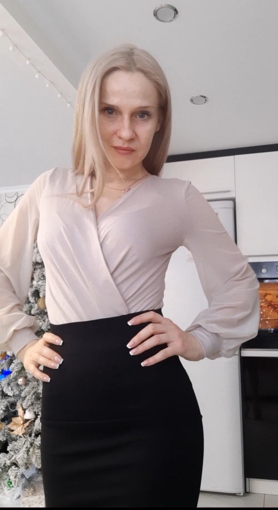 Очень понравилась, смотрится женственно. В размер. Надевать только с вещами с высокой талией.