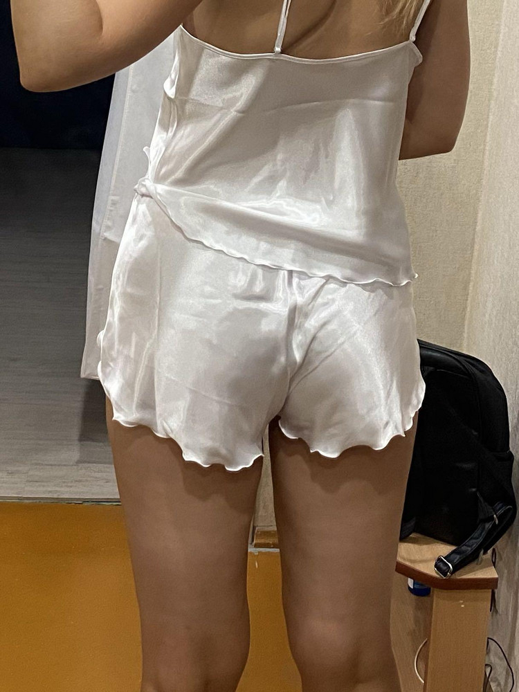 Хорошая пижама, верх у меня М, низ L, взяла специально XL, чтобы шорты свободно сидели, верх широкий, швы нормальные, легко отутюжила 