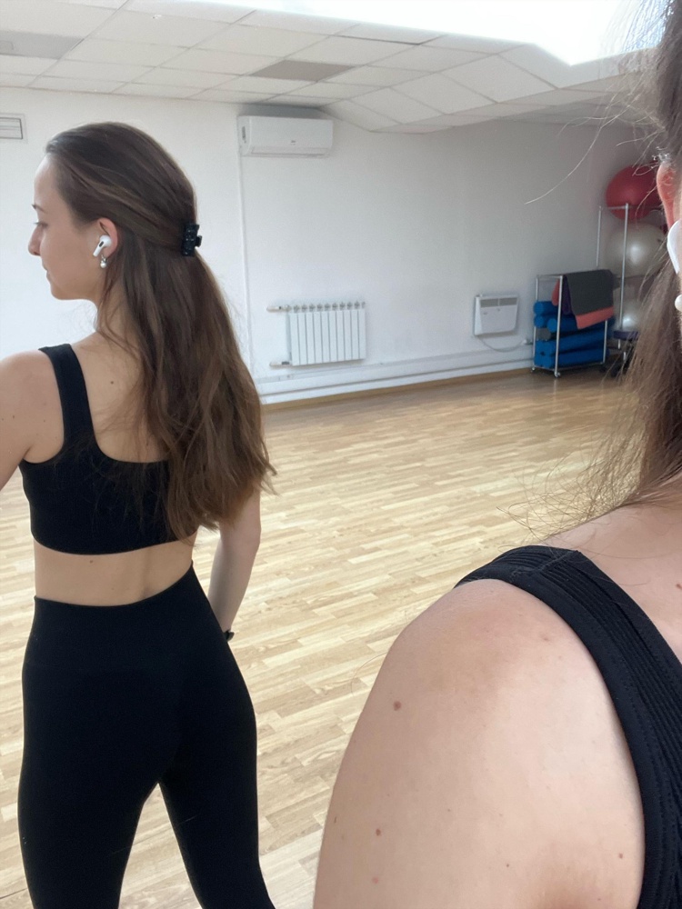 Топ очень удобный! Поддерживает. Но не давит) заказывала вместе с лосинами. Ткань приятная 