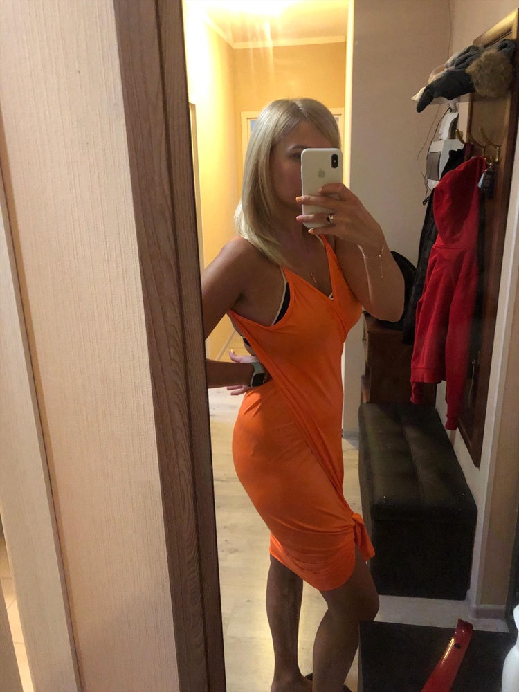 Туника (ни какое это не платье, конечно, исправьте и не вводите людей в заблуждение) отличного качества, яркая, приятная ткань - сохнуть будет очень быстро. Как платье это нельзя использовать, тк оно просвечивает так, что видно все))) Ткань сильно прилегает, видно все неровности. Большемерит. Под мышками ткань топорщится, и это ещё у меня есть грудь, как бы это выглядело без наличия груди - без подшива точно не обойтись. Но я тоже подошью. А так огонь, для моря и пляжа просто вау! 