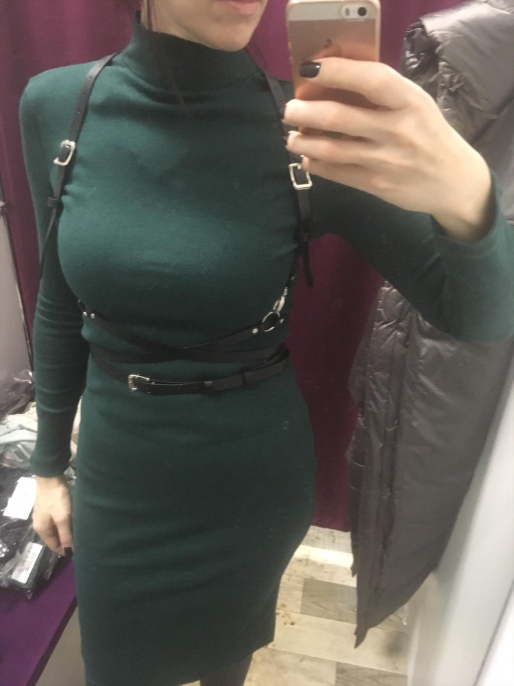 Очень понравилась как портупея села на фигуру, но к сожалению вид у неё потрёпанный. Пусть и кожзам, но я считаю, что с новой вещью так быть не должно. Местами ремешки белесоватые, есть ощущение, что вещь носили, хотя думаю это не так. Просто такое качество.