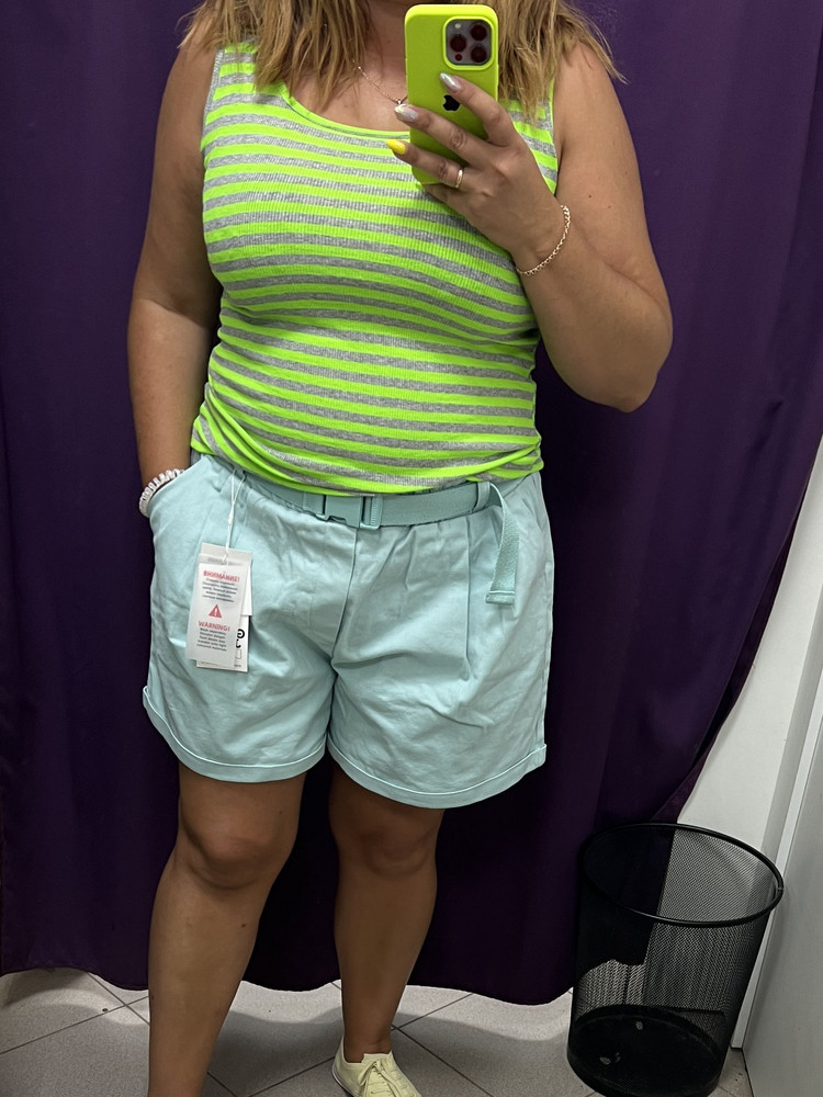 Маечка тонкая , но хорошая! Красивый яркий цвет! На размер 50 заказывала 52. 