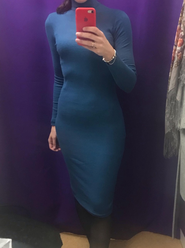 Отличное платье. Не слишком плотное, комфортное и село по фигуре. Цвет очень красивый.