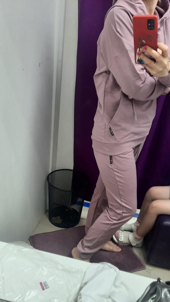 Не плохой костюм , ношу 44-46, заказала размер L- 46 , переживала что будет большой начитавшись отзывов ,но всё ок размер подошёл, конечно штаны и рукава длинные но благодаря резинкам это можно скрыть .