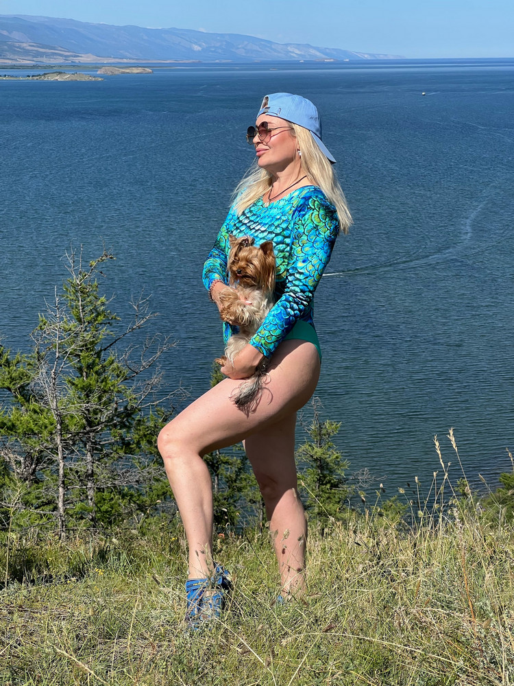 Любовь с первой примерки! Идеальная посадка, все как на фото) расцветка изумительная) яркий ! Качество на высоте! Благодарю производителя и Валберис) 