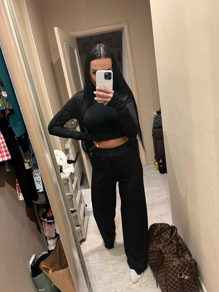 Отличный!полностью соответствует описанию!резинка прошита,в отличии от остальных подобных костюмов.на 94-65-95 рост 164 р-р 44 самое то👍🏽