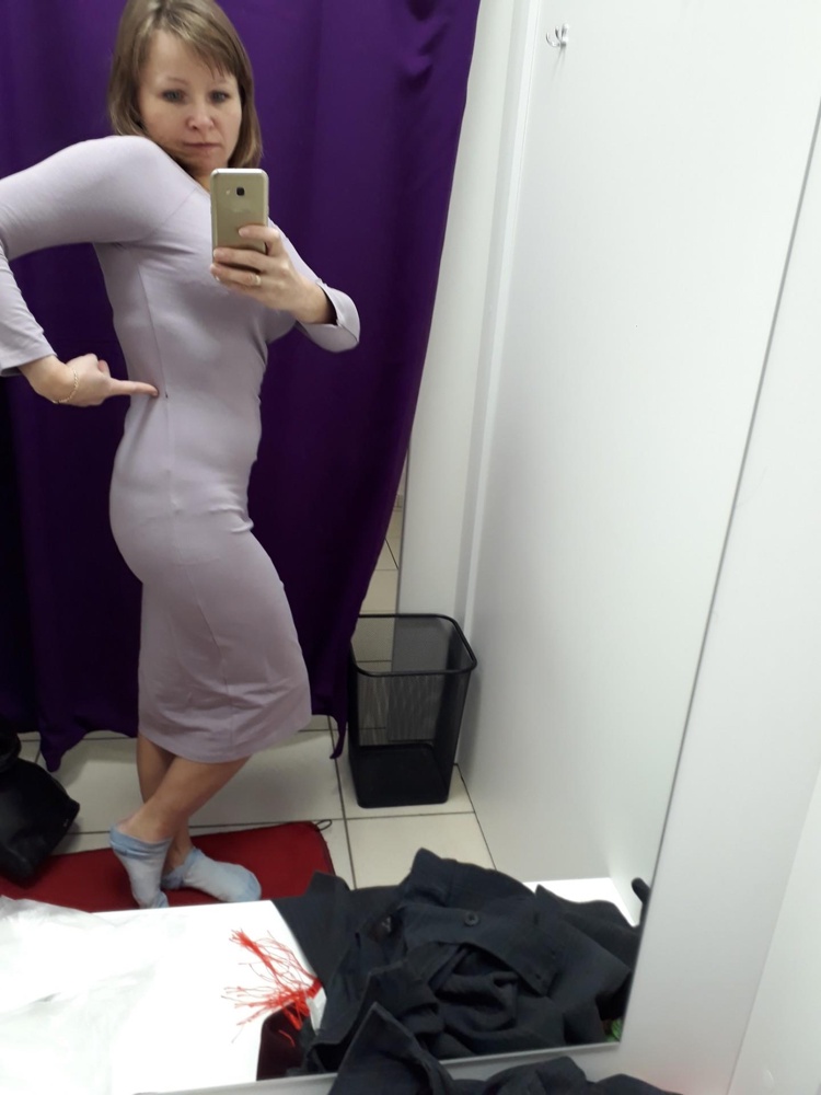 Платье хорошее, но на идеальную фигуру, взяла дочери, на ней лучше смотрится, ещё брала другой цвет, то с браком