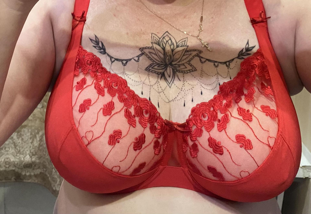 Очень удобный, мягкий, грудь держит хорошо 