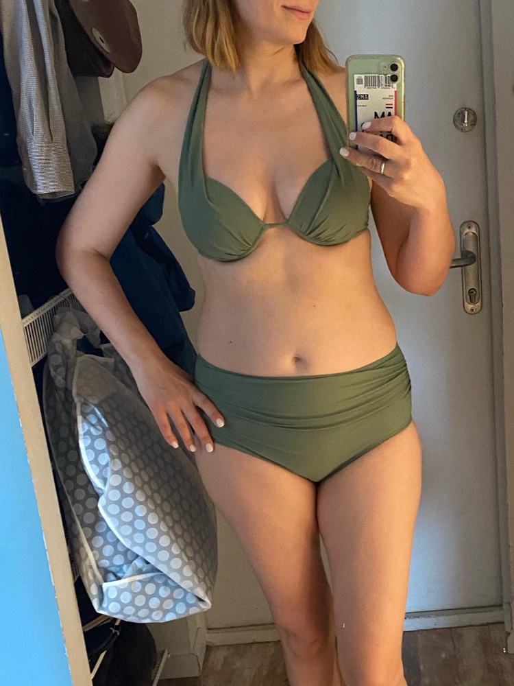 Хороший, стильный, красивый припыленный зелёный, однако отказ, застежка сзади неудобная, сбоку, в натянутом виде некрасиво, сэкономили на фурнитуре.