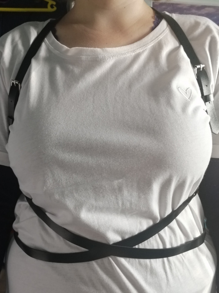 По первой прикидке, выглядит стильно. За свои деньги нормально. Правда не сразу понятно как надевать