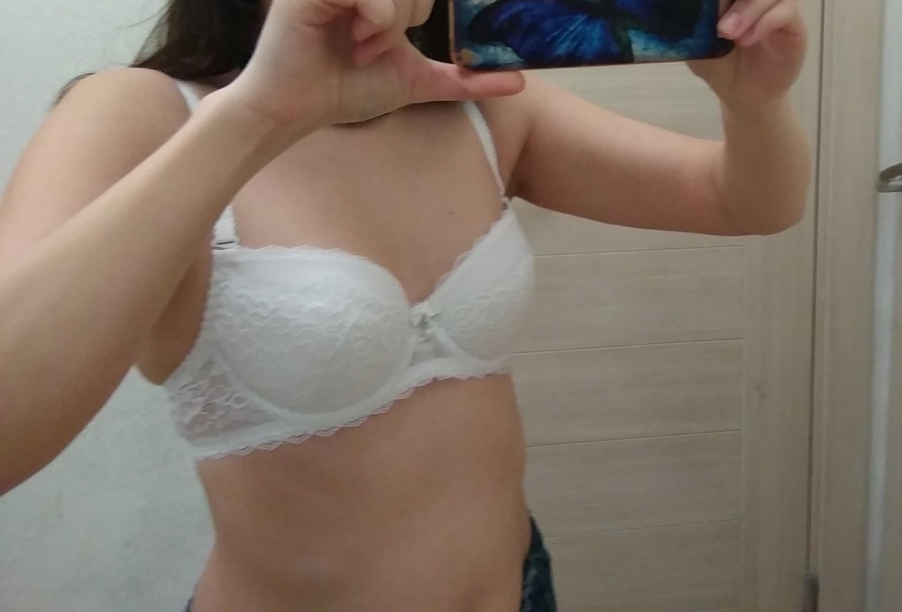 Бюстик 🔥🔥🔥 очень красивый😍😍😍 Без пушапа и тонны поролона. Это первая модель,которая села идеально на мою грудь за последние 10 лет!!
ОГ - 84, ОПГ - 73. Всегда носила 70б, 75а. Но после бра-фиттинга выяснилось, что у меня 65б🙀