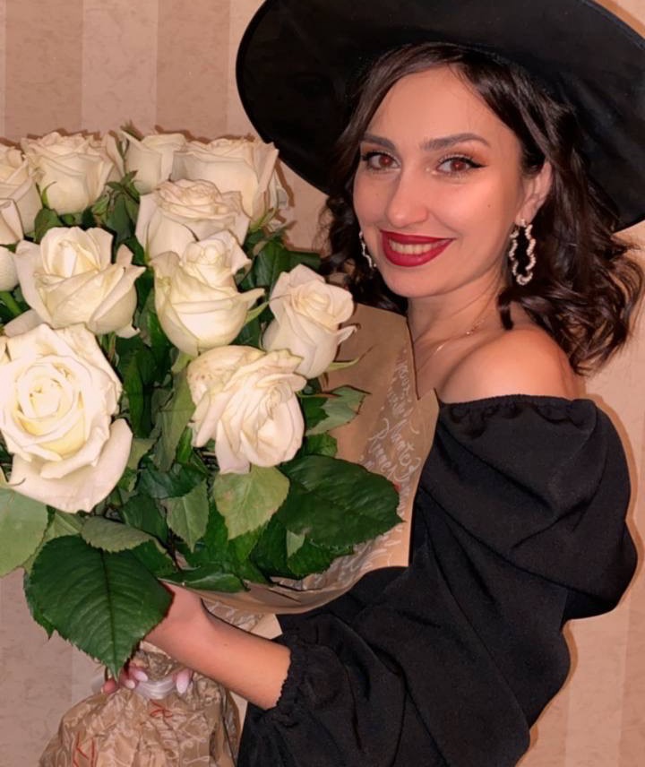 Отличное платье! Заказала синее , зелёное  и чёрное одного размера, чтобы посмотреть какой цвет подойдёт. Понравилось зелёное. Но из трёх идеально село чёрное) остальные 2 мне оказались чуть свободнее в талии.. 
Мои параметры: 80*67*90 , рост 159
А так всё супер! Спасибо!