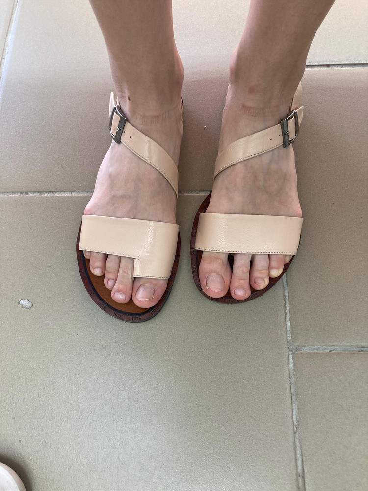 Сидят хорошо. Но всё-таки есть сомнения по качеству подошвы. И что перемычка будет натирать , думаю. Очень чувствительная кожа у меня. А у сандалей Кожа не самая мягкая. 