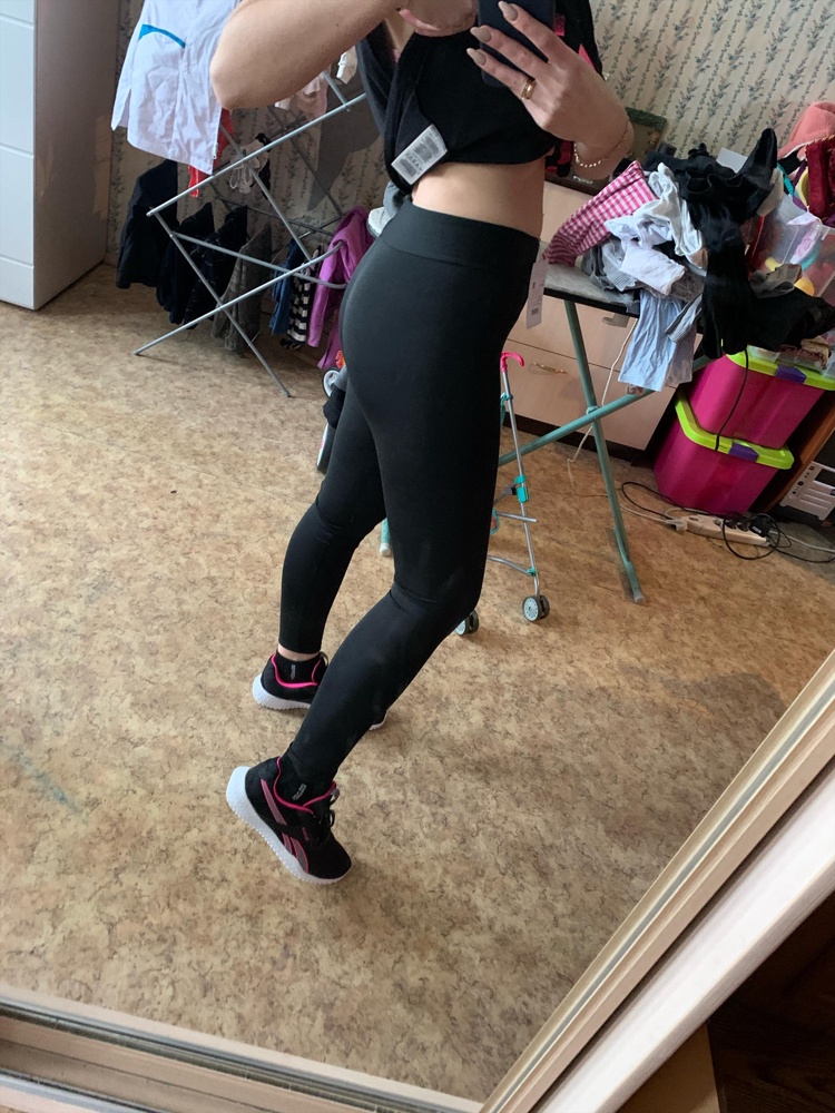 Прикольные ,высокие даже ,хотя думала будут низкие для зала то что надо .Взяла 44 на размер 44 ,можно было даже поменьше взять ,полоски от трусов не видны все скрывает  хотя они тонкие на первый взгляд 