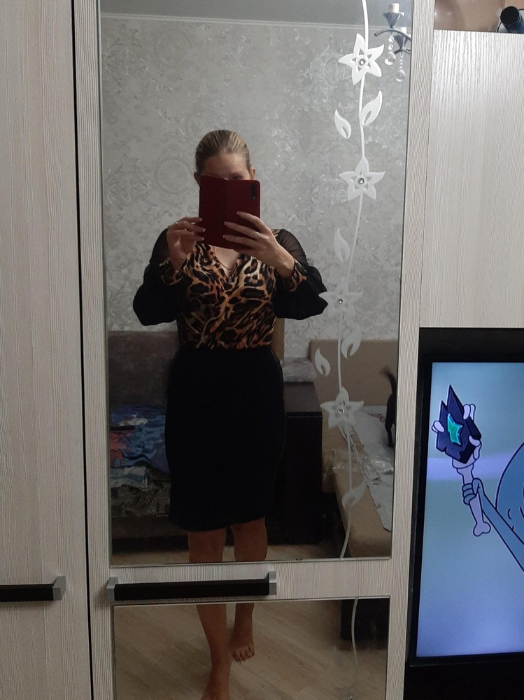 Мне блузка понравилась, на рост 170, размер 44-46 подошла хорошо. Яркий принт, конечно не на каждый день, покупала на праздник.