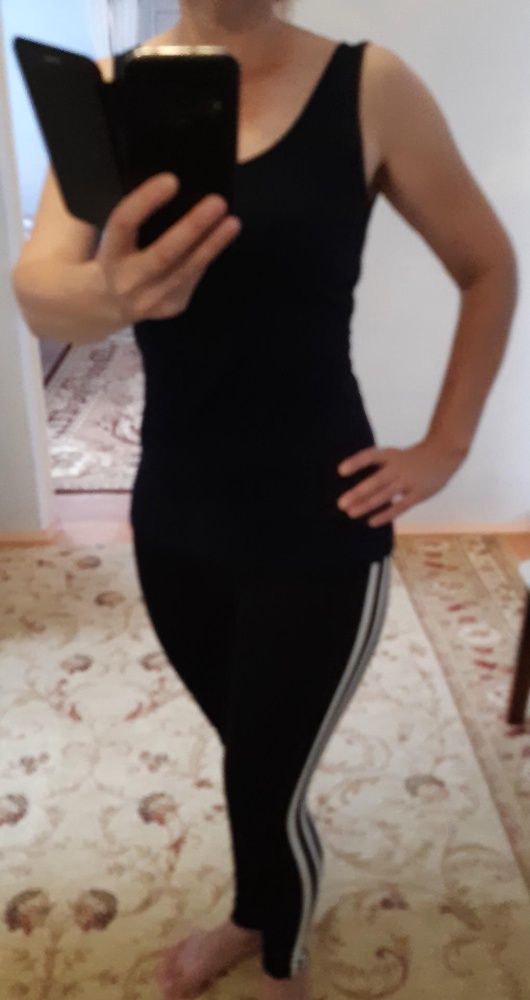 Майка замечательная. Тоненькая, к телу приятная. На ОГ-90,ОТ-72, ОБ-98 брала М. Сидит по фигуре, но не в облипку. Очень комфортно. Аккуратный пошив. В гардеробе такая просто необходима. Закажу ещё в другом цвете. Рекомендую 👍