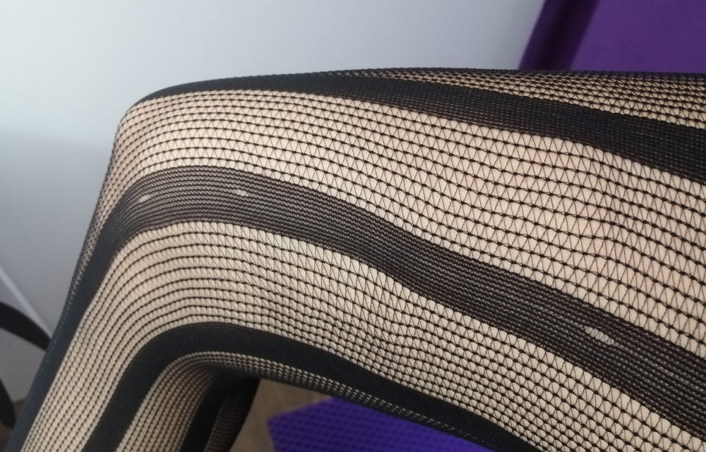 На 44 р-р слишком свободные, по одной из полос дефект вязки. И вообще все полосы как-то кривы