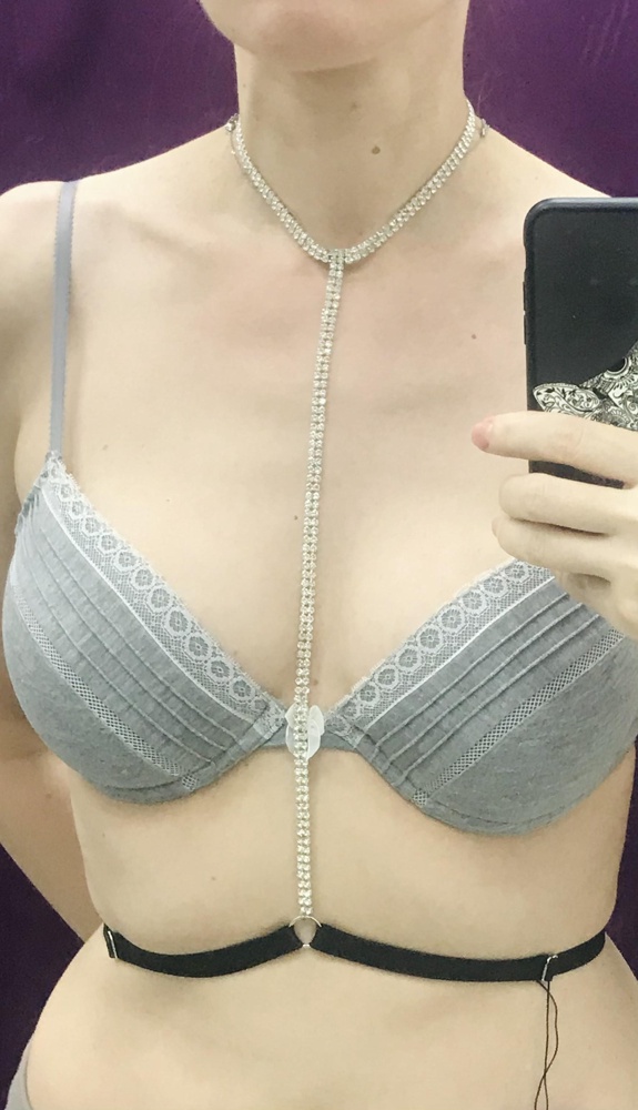 Красивая задумка, но цепочка и замочек очень грубые. Кроме того пришло с браком, на ошейнике отсутсвует камень, отказ 