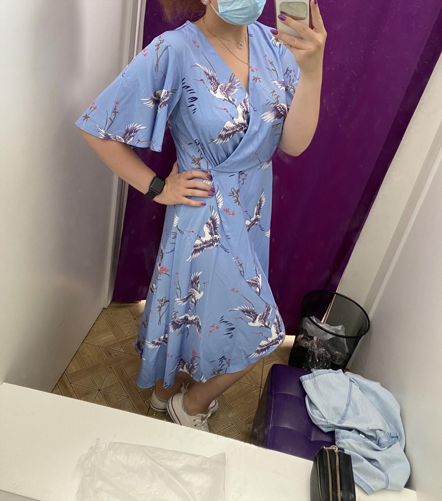 Платье классное! Хорошо село,заказала на два размера больше,потому что думала в грузи тесно будет, все село шикарно,на талии свободно. Материал,оставляет желать лучшего,но я бы не сказала,что совсем отстой. В летний период это платье не надеть, будет слишком жарко. А так очень даже довольна. 