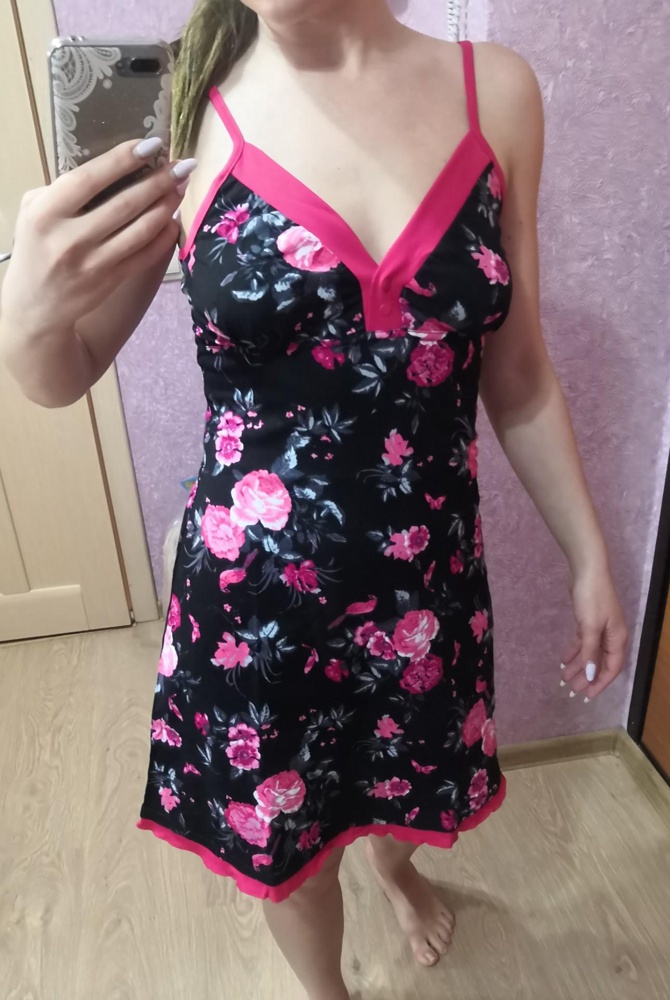 Это не ночная сорочка, а домашний сарафанчик. Сидит отлично и качество хорошее, 100% хлопок