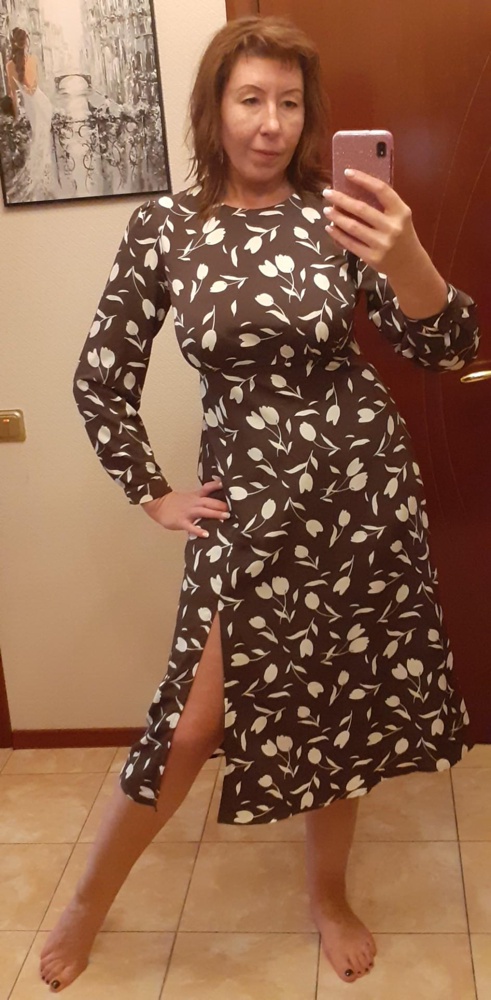 Высокие девушки с большой грудью, нам сюда! Великолепное платье, фото не передаёт всей красоты (к тому же я уставшая после работы). Но. Черное с белым и хаки по размеру немного больше, чем кремовый и другие цвета. Я заказывала для примерки штук 5 разных. И только черное с белым и цвета хаки сидят отлично, скрывают животик, смотрятся дорого. Остальные как будто из другого материала и подкладка другая. Сразу образ как-то дешевле смотрится. Да и живот подчеркивают.... А в чёрном с белым мне только ленивый комплимент не сказал. 
Некоторые пишут, что дорого. Да, не дёшево. Но за такой удачный покрой и платишь деньги. В этом платье не надо втягивать живот, стараться прогнуть поясницу и расправить плечи - ведёшь себя в нем как дома в халате, а выглядишь, как лебедушка: стройный, женственный силуэт, соблазнительные формы, пикантный разрез. 
Платье однозначно рекомендую. Но только высоким и только с достойной грудью.
Я - 48-50 (ближе к 50), рост 178. Брала XL