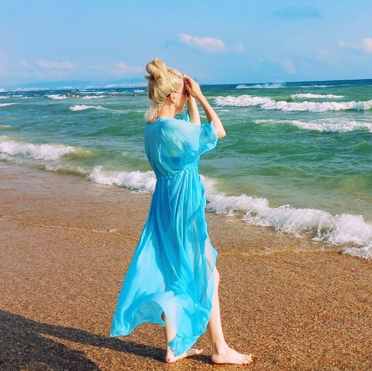 Отличная туника! Универсальный размер подошёл на мой 44. Цвет шикарный🌊. Фасон 💣. По качеству - очень приятная к телу. Безумно нравится! 🔥 Спасибо производителю за качество и WB за оперативную доставку. 😘