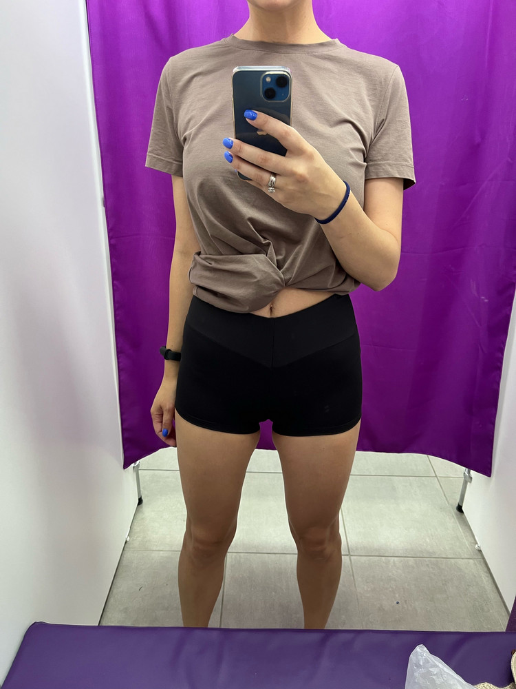 Хорошие шортики) может надо было конечно брать С, в талии получше бы смотрелись.Параметры 90/72/90 рост 170