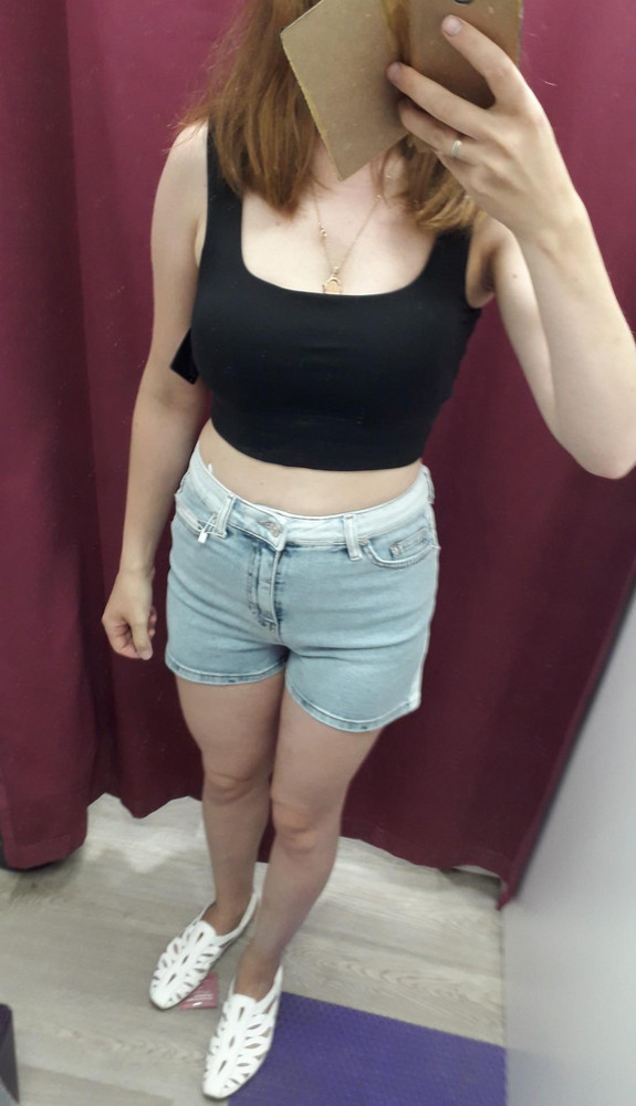 Уже заказывала такой в розовом оттенке, очень понравился. Теперь вот чёрный. Качество хорошее, грудь держит. Изредка сьезжают вкладки, но это не критично.