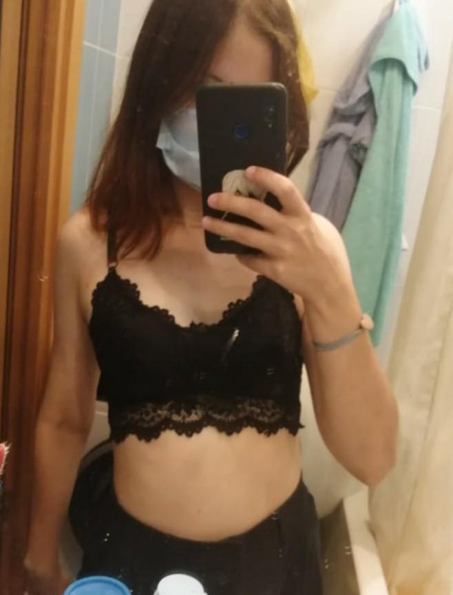 удобненький, легенький, нитки не точат, не просвечивает) на мой 42 сел идеально;)