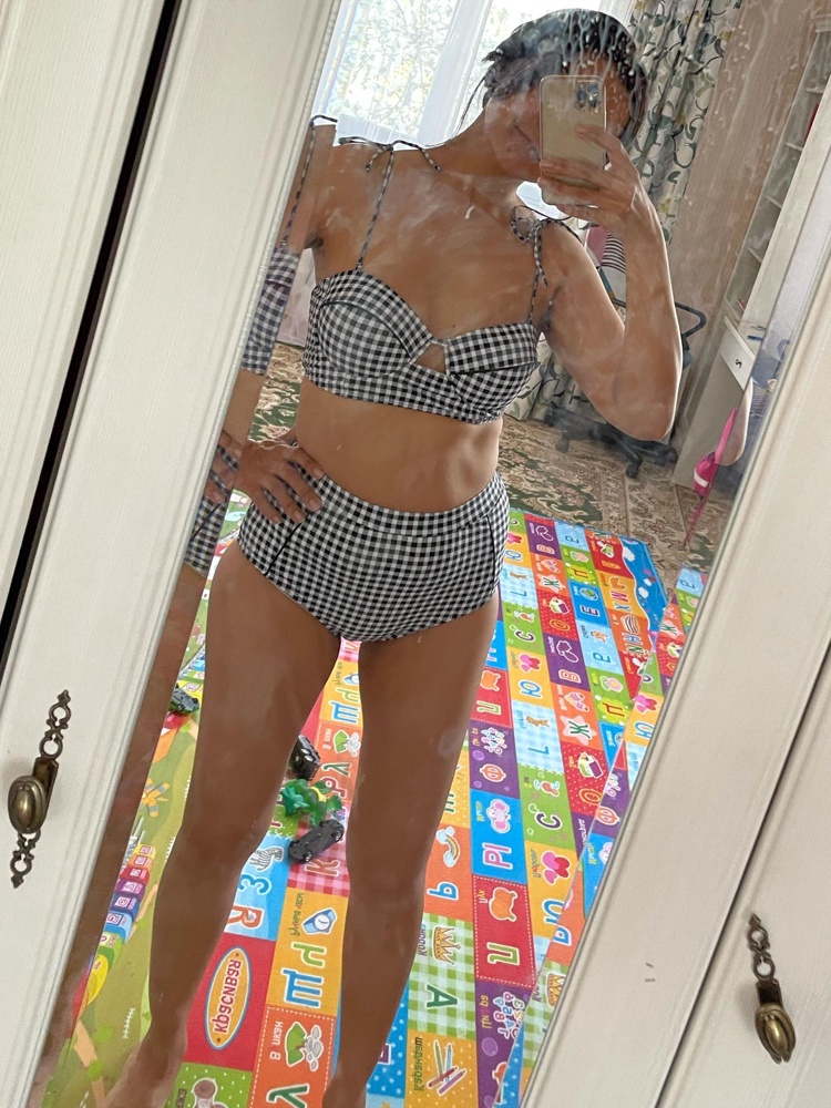 Супер купальник! Очень удобный! Красивый! Я влюблена! На мою фигуру 46 р, после родов сидит аккуратно , собрано! Из нескольких вариантов выбрала его, цена качество соответствует, даже находка для такой вещи 👍 рекомендую однозначно 👍