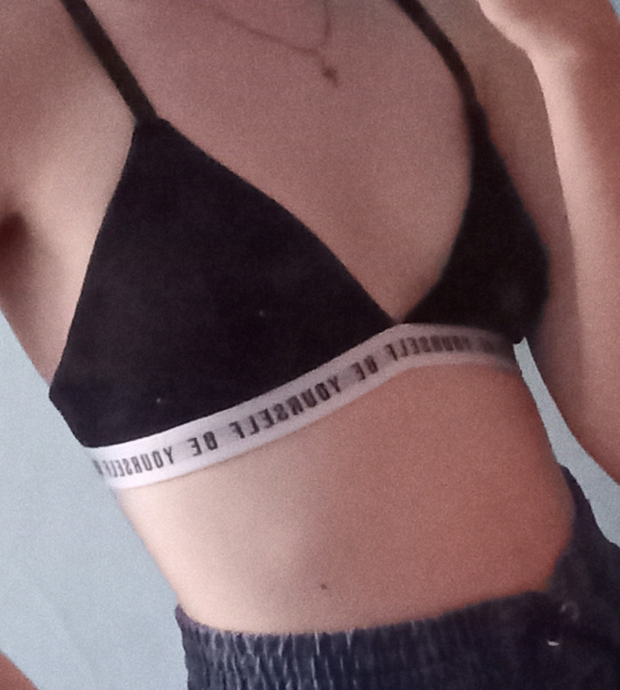 Безумно удобный и комфортный! Ткань очень приятная к телу.
На свой 80В брала 80С, подошёл идеально💘