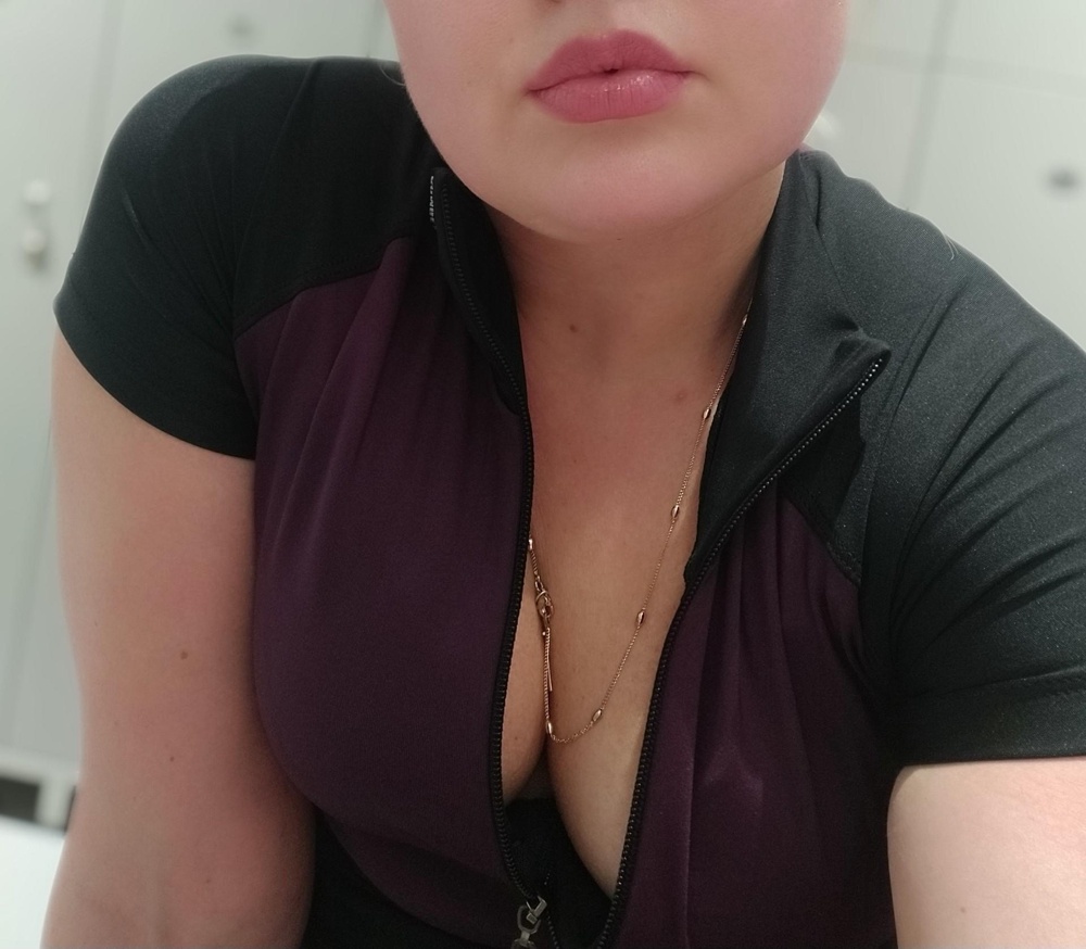 Комбез стоит своих денег. Действительно садится идеально. Подчеркивает достоинства, скрывает недостатки. Подтягивает все формы. Заниматься удобно. Не смотря на плотный материал, ничего не преет. Хорошая ткань. Дышит. Функционал выдержал на ура! По размеру М тянется до 48. Дальше будет давить. У меня 46-48. Как влитой сел. Спасибо! Рекомендую.