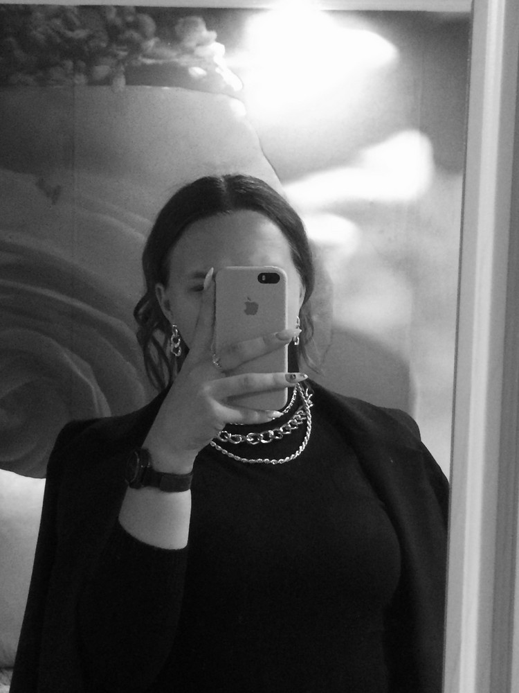 Водолазка , конечно, галимая синтетика, но к телу приятная, подошла как раз. Тянется хорошо, запах приятный, словно с кондиционером постирали.) Покупкой довольна, буду носить