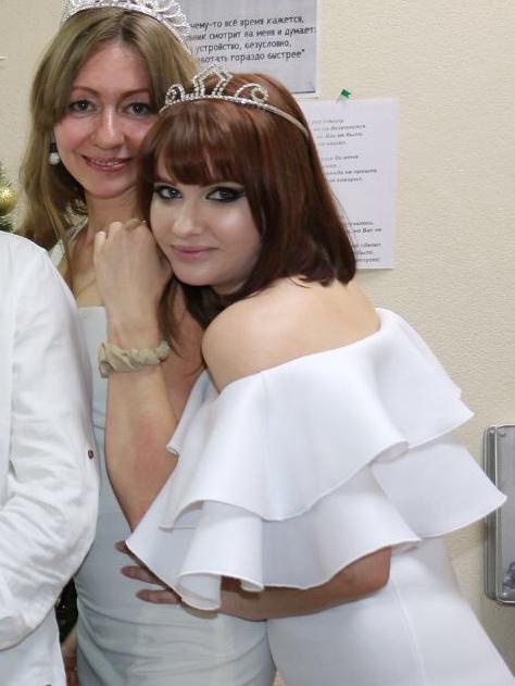 Дополняю в белом платье)